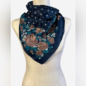 Very classy ladies neck/ head scarf!!😍